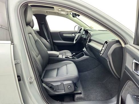 Certified 2025 Volvo XC40 B5 Core image 18