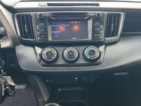 Used 2018 Toyota RAV4 LE FWD image 29