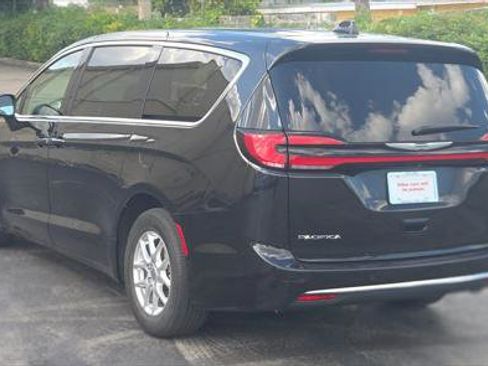 Used 2023 Chrysler Pacifica Touring-L FWD image 4