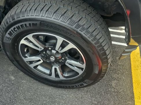 Used 2019 Toyota Tacoma TRD Sport w/ TRD Premium Sport Package AWD/4WD image 4