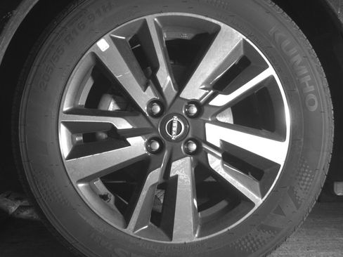 Used 2025 Nissan Versa SV image 12