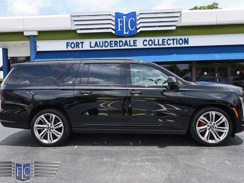Used 2026 Cadillac Escalade ESV Platinum Sport AWD/4WD image 2