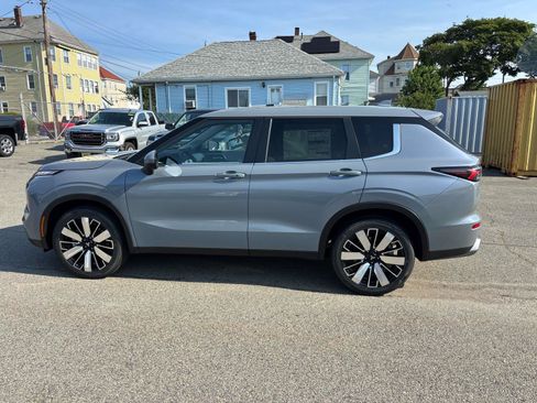 New 2026 Mitsubishi Outlander SE FWD image 2