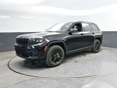 Used 2025 Jeep Grand Cherokee Altitude AWD/4WD image 5