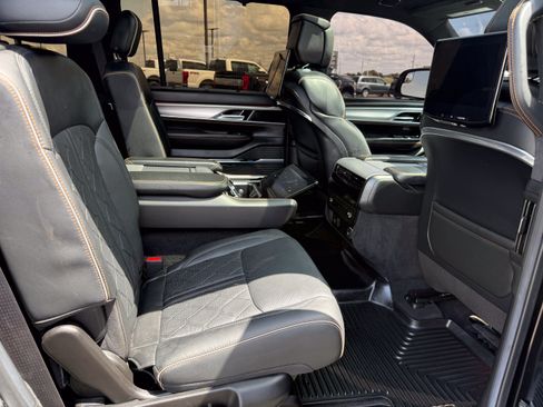 Used 2022 Jeep Grand Wagoneer Series III w/ Rear Seat Video Group 1 AWD/4WD image 4