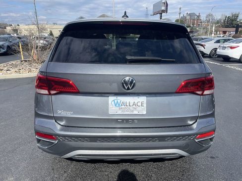 Certified 2022 Volkswagen Taos SE image 5