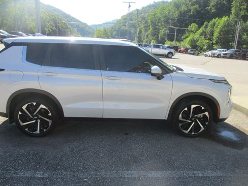Used 2023 Mitsubishi Outlander SE AWD/4WD image 3