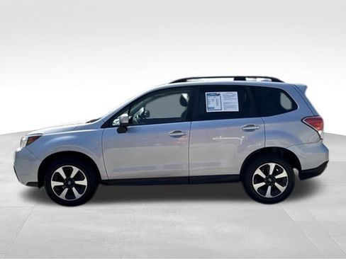 Used 2017 Subaru Forester 2.5i Premium w/ All-Weather Package AWD/4WD image 4