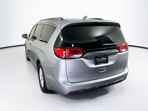 Used 2018 Chrysler Pacifica Touring-L FWD image 5