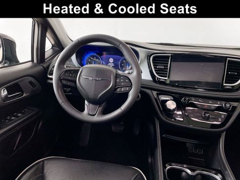 Used 2025 Chrysler Pacifica Limited FWD image 2
