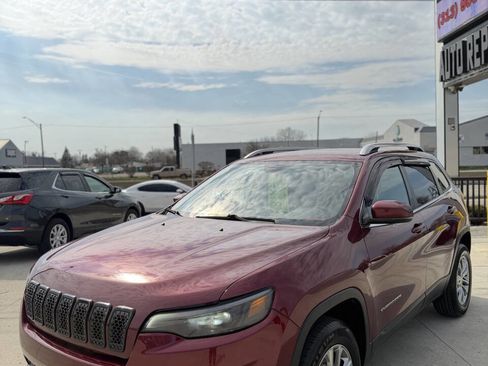 Used 2019 Jeep Cherokee Latitude Plus w/ Cold Weather Group AWD/4WD image 3