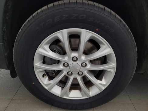 Used 2019 Jeep Cherokee Latitude w/ Popular Appearance Group AWD/4WD image 31