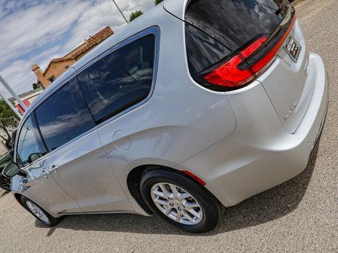 Used 2023 Chrysler Pacifica Touring-L FWD image 8