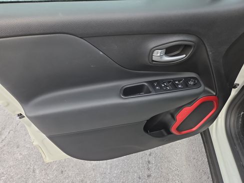 Certified 2023 Jeep Renegade Trailhawk AWD/4WD image 15