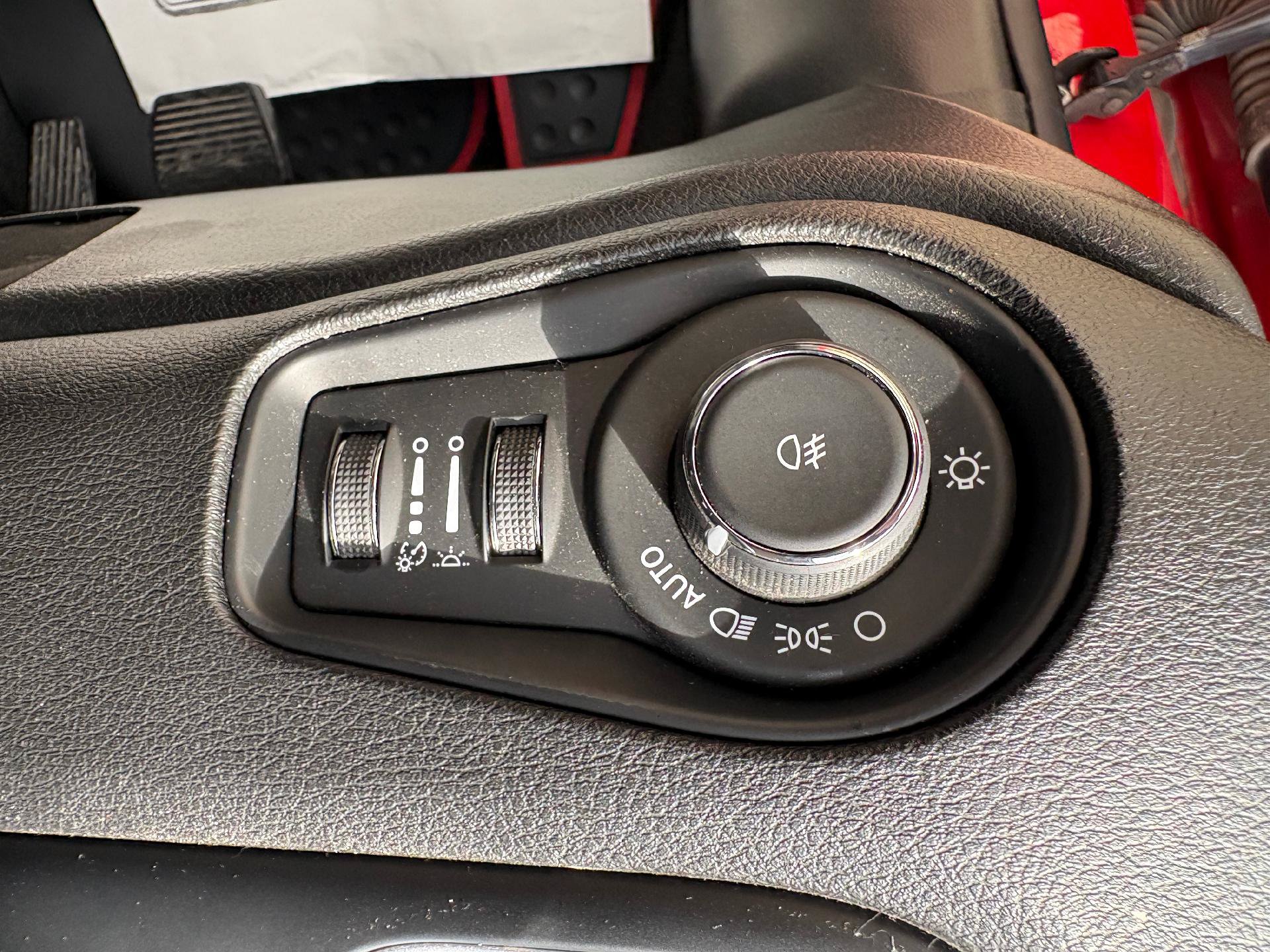 Used 2019 Jeep Renegade Latitude AWD/4WD image 16