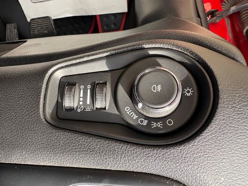 Used 2019 Jeep Renegade Latitude AWD/4WD image 16