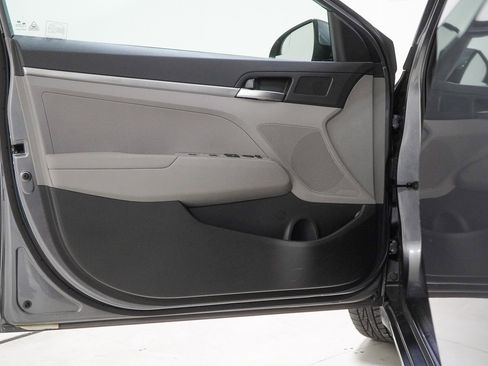 Used 2019 Hyundai Elantra SE image 18