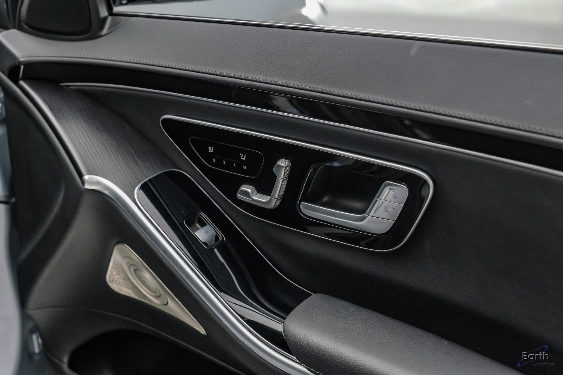 Used 2022 Mercedes-Benz S 580 4MATIC Sedan w/ AMG Line Package image 95