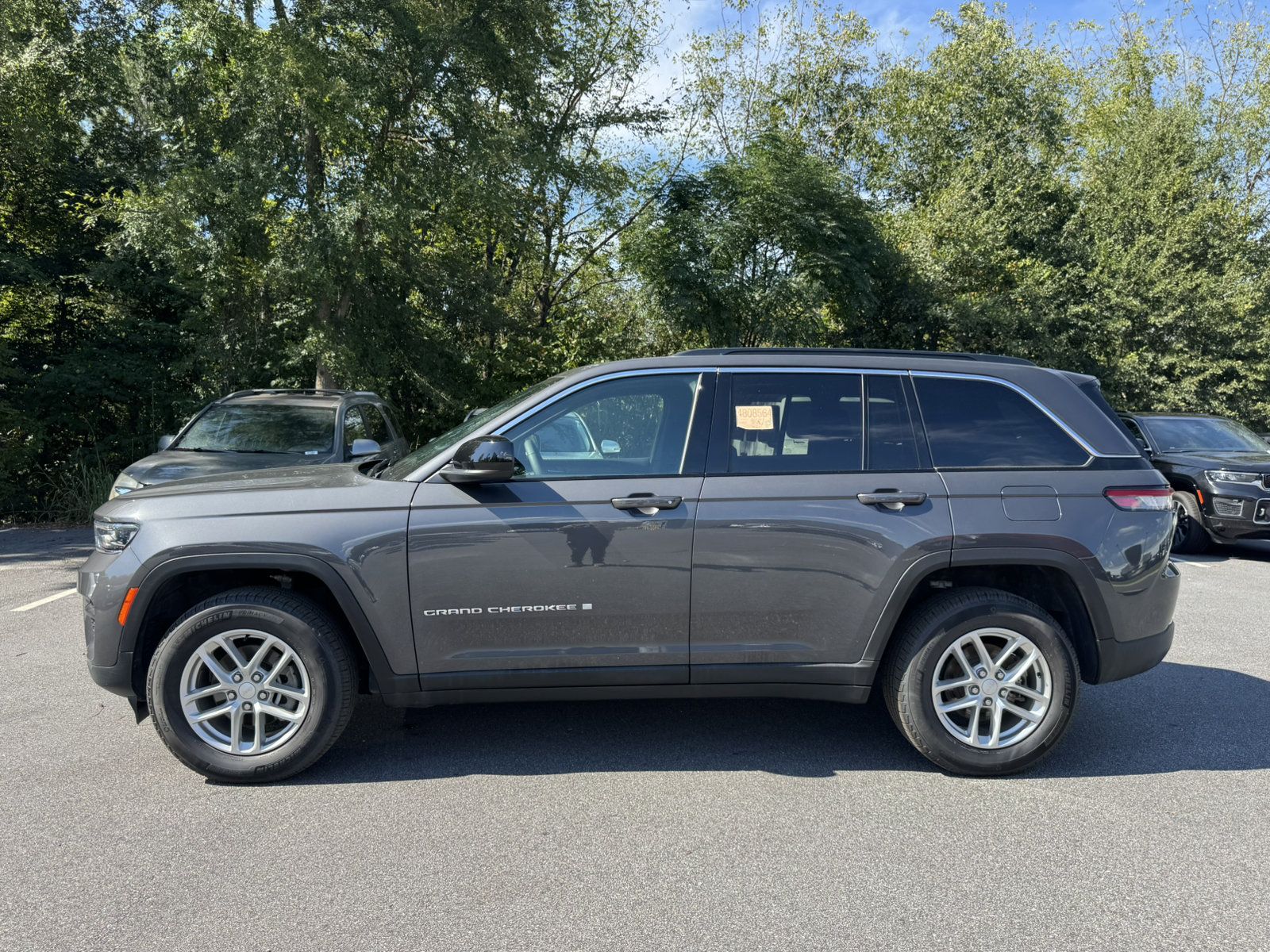 Used 2025 Jeep Grand Cherokee Laredo X w/ Luxury Tech Group I RWD image 8