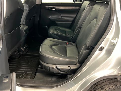 Used 2020 Toyota Highlander Limited image 21