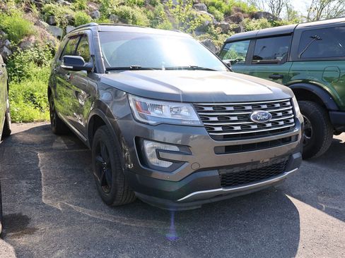 Used 2017 Ford Explorer XLT w/ Equipment Group 202A AWD/4WD image 1