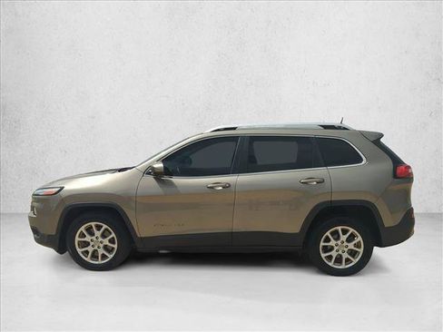 Used 2017 Jeep Cherokee Latitude FWD image 9