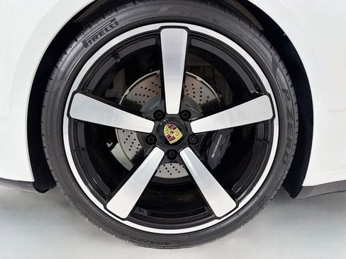 Certified 2025 Porsche 911 Carrera RWD image 36
