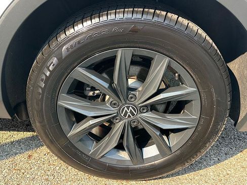 Used 2024 Volkswagen Tiguan SE AWD/4WD image 25