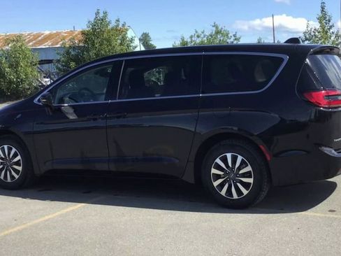 Used 2024 Chrysler Pacifica Select image 6