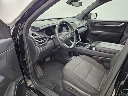 Used 2025 GMC Acadia Elevation image 13