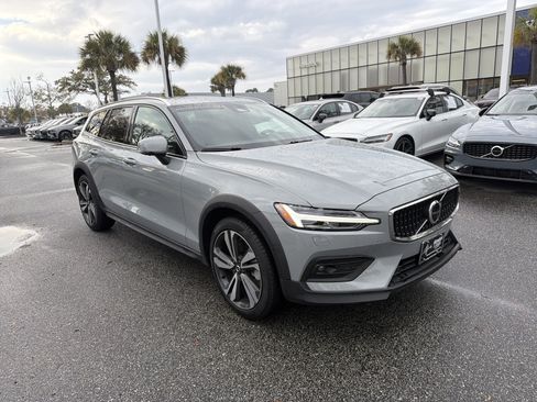 Certified 2025 Volvo V60 B5 Cross Country Plus image 2