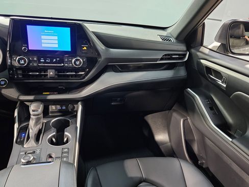 Certified 2025 Toyota Highlander XSE AWD/4WD image 11