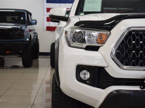 Used 2019 Toyota Tacoma TRD Off-Road image 9