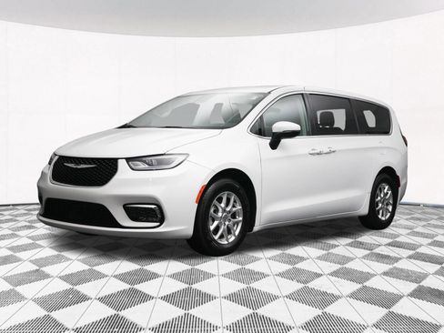 Used 2023 Chrysler Pacifica Touring-L FWD image 39