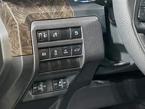 Used 2025 Toyota Tacoma Limited AWD/4WD image 8