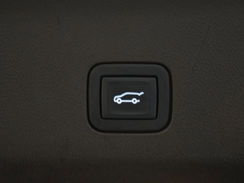 Used 2022 Chevrolet Tahoe Z71 w/ Z71 Off-Road Package AWD/4WD image 14