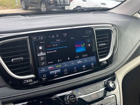 Used 2023 Chrysler Pacifica Touring-L image 22