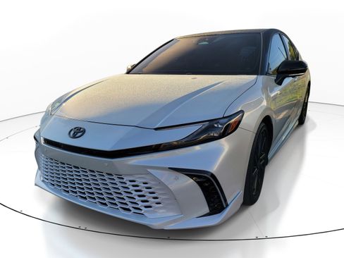 Used 2025 Toyota Camry XSE FWD image 3
