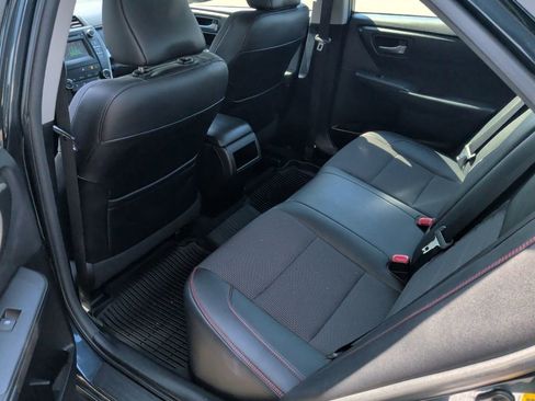 Used 2017 Toyota Camry SE w/ Moonroof Package FWD image 9