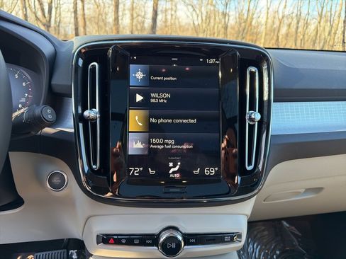 Used 2022 Volvo XC40 T5 Momentum w/ Premium Package image 25