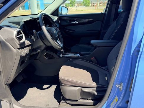 Used 2024 Chevrolet TrailBlazer LT w/ LT Cold Weather Package FWD image 17