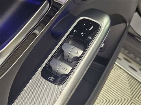 Used 2025 Mercedes-Benz GLC 300 4MATIC image 17