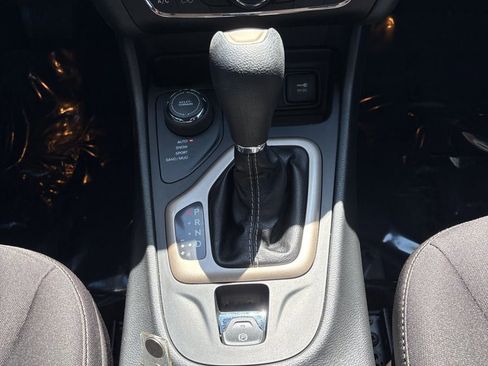 Used 2016 Jeep Cherokee Latitude w/ Comfort/Convenience Group AWD/4WD image 21