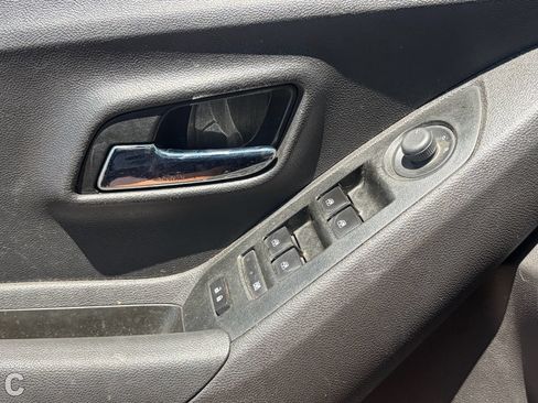 Used 2020 Chevrolet Trax LT FWD image 24