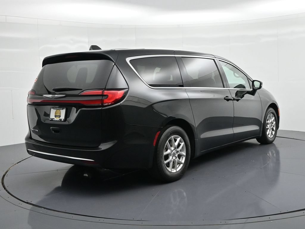 Used 2023 Chrysler Pacifica Touring-L FWD image 6