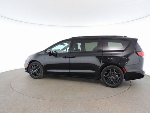 Used 2025 Chrysler Pacifica Limited image 8