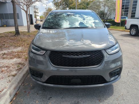 Used 2023 Chrysler Pacifica Limited w/ Uconnect Theater Family Group image 3