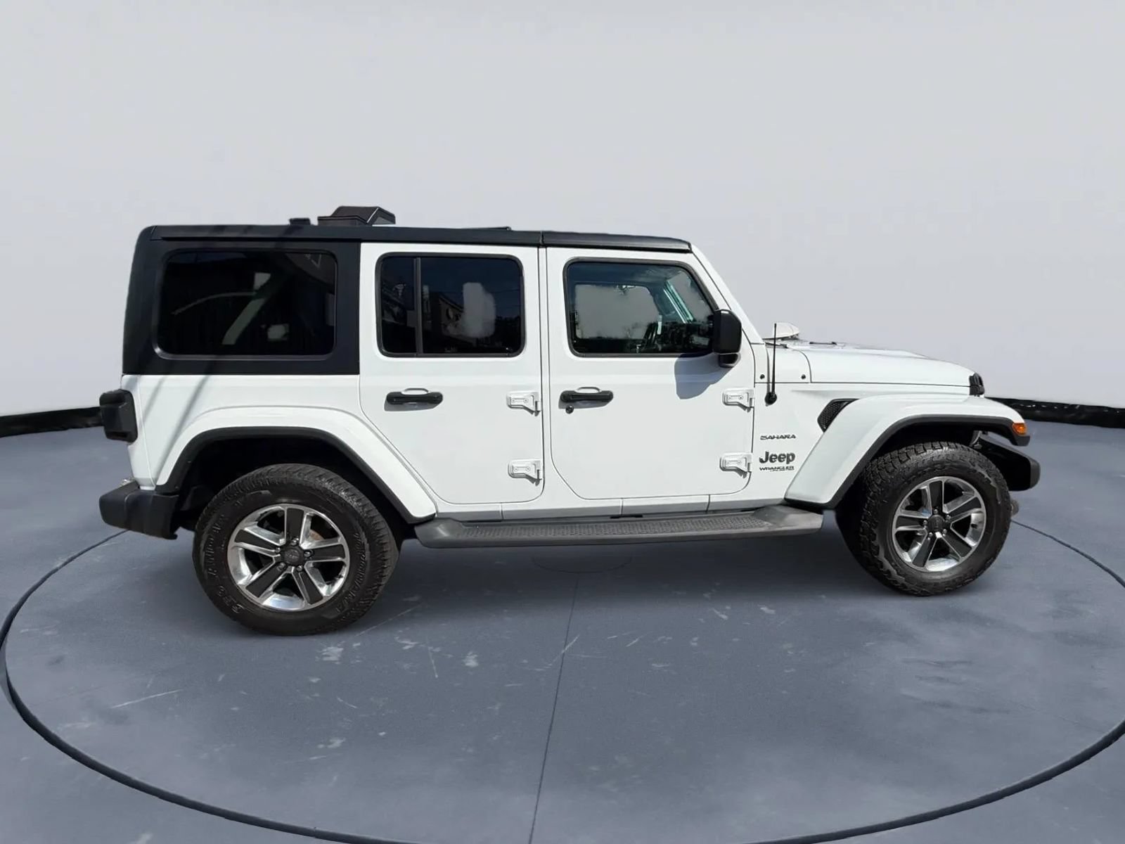 Used 2019 Jeep Wrangler Unlimited Sahara w/ Cold Weather Group AWD/4WD image 5