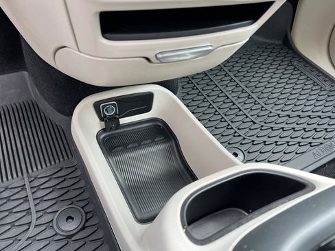 Certified 2024 Chrysler Pacifica Touring-L image 32