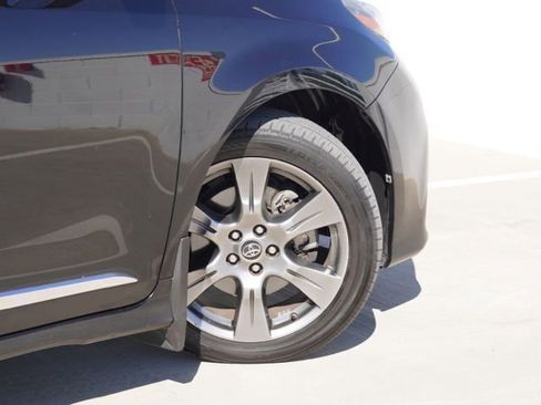 Used 2018 Toyota Sienna SE image 7